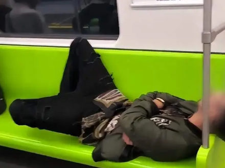 外国人躺在地铁座位上睡了50分钟，背后的真相是什么？